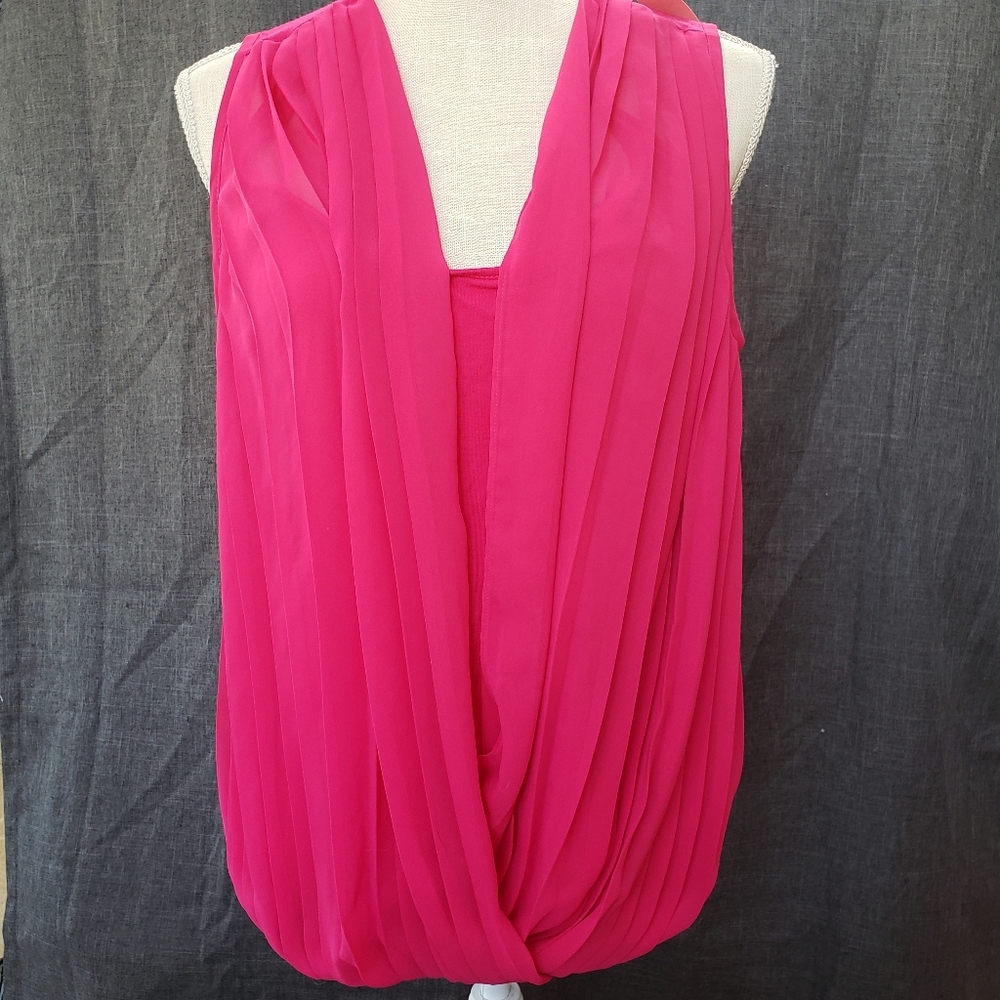 🌻JENNIFER LOPEZ draped sleeveless top
